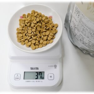 ドッグフードを与える量は計算するのがいちばんです。計算が面倒な人は計算ツールを使うとよいでしょう